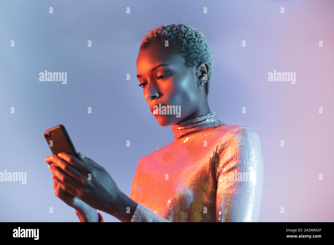 Creative shot of african american young adult female using smartphone Banque D'Images