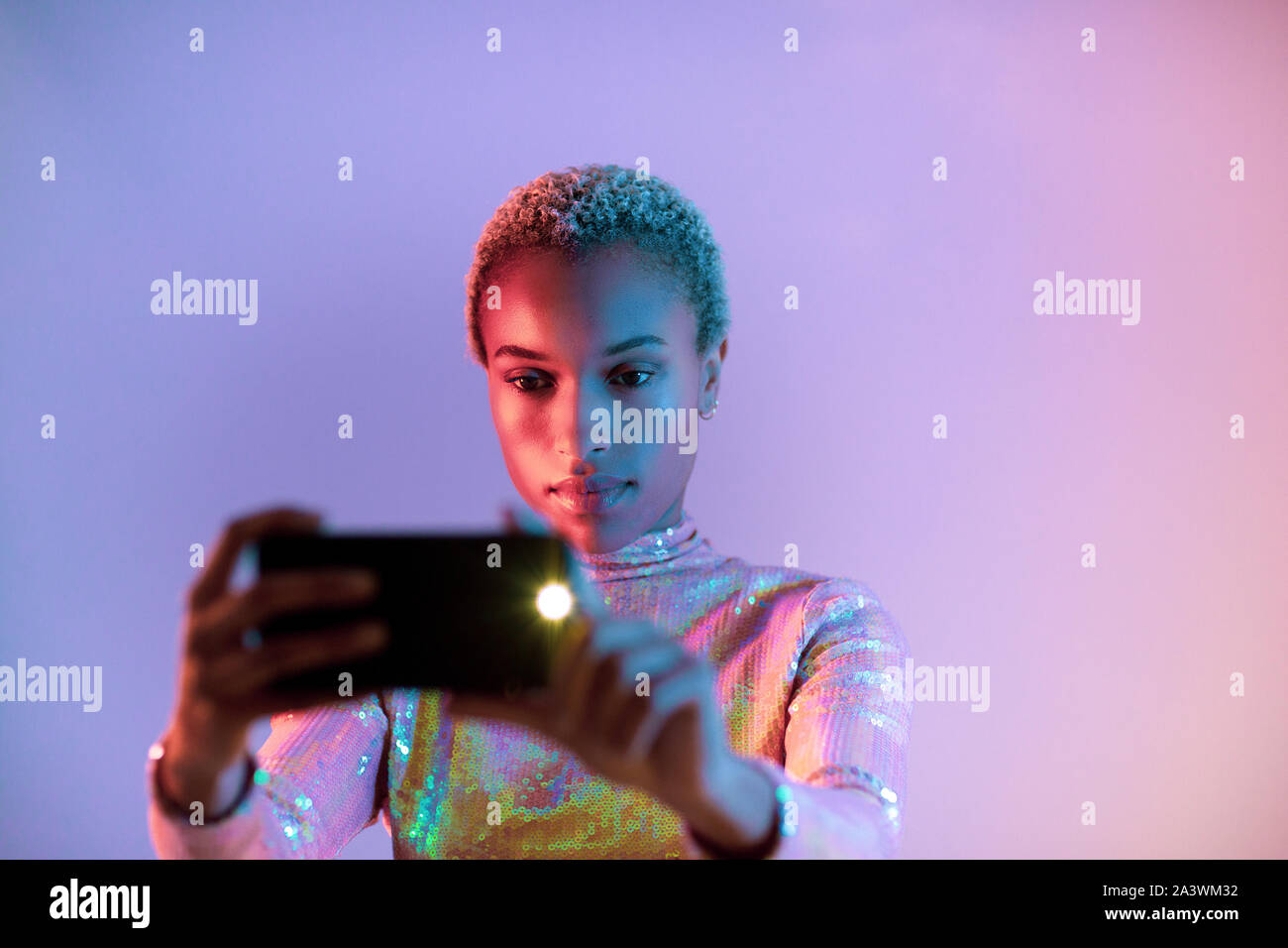 Creative shot of african american young adult female using smartphone Banque D'Images