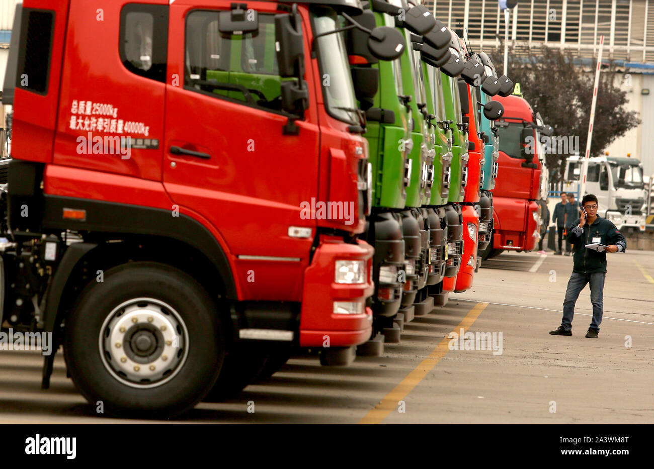 Jinan, Chine. 10 Oct, 2019. De nouveaux camions lourds juste à côté de la ligne de montage sont garés à Sinotruck de fabrication du siège à Jinan, la capitale de la province de Shandong, le mercredi, Octobre 9, 2019. Sinotruck possède la plus grande base de production de camions en Chine et la plus grande base d'exportation de camions lourds en Chine. Photo par Stephen Shaver/UPI UPI : Crédit/Alamy Live News Banque D'Images