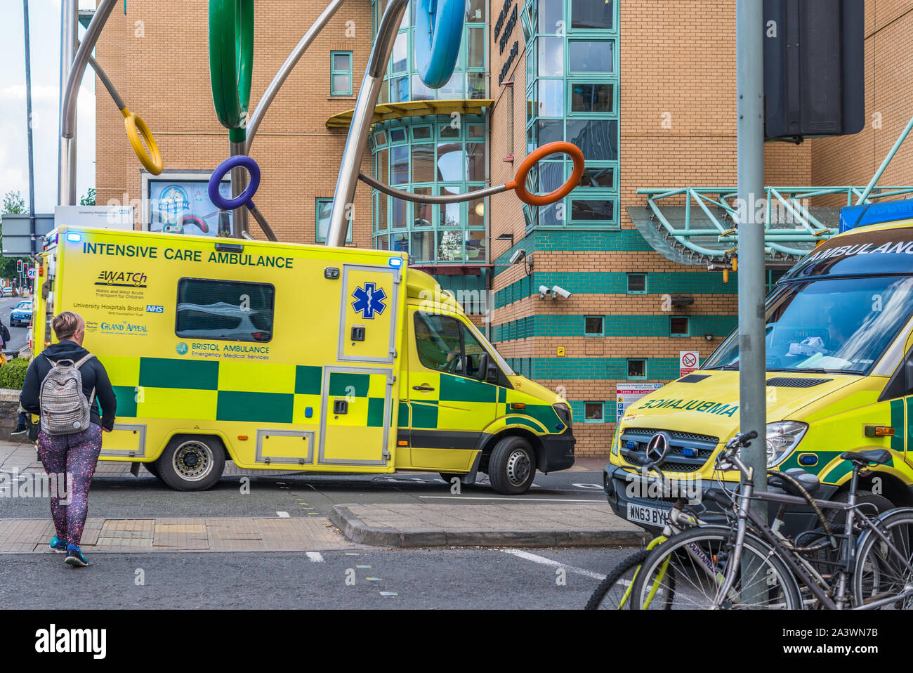 Des ambulances sur la façon d'A&E avec une sculpture de couleur vive à l'extérieur de la l'Paul O'Gorman Construction de l'Hôpital Royal de Bristol pour les enfants. Banque D'Images