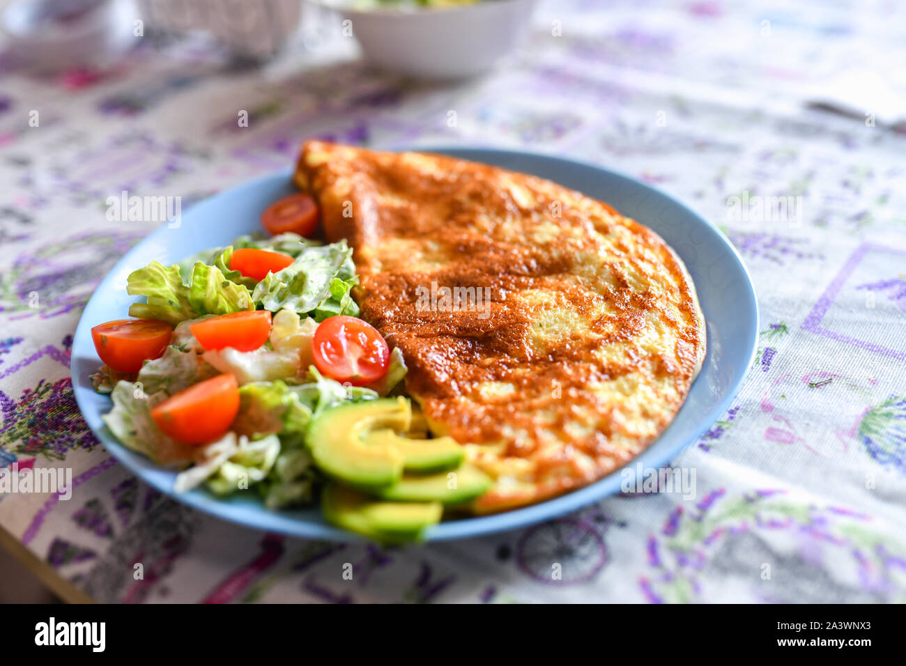 Oeufs au plat avec des légumes. Sur un fond clair pour un petit-déjeuner. Banque D'Images