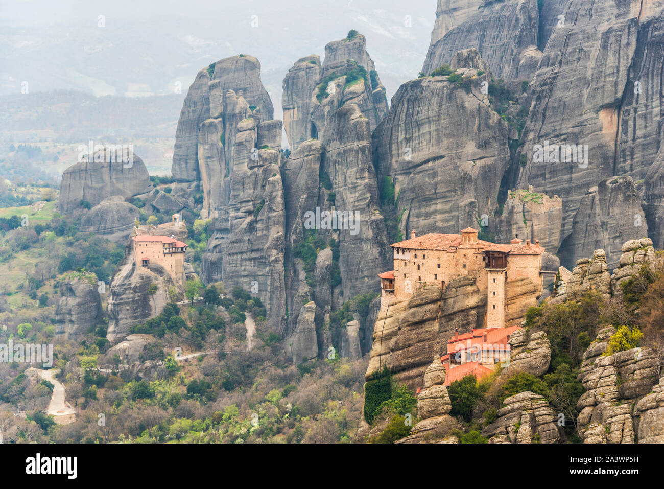 Deux monastères des Météores en Grèce Rousanou et Agios Nikolaos Banque D'Images