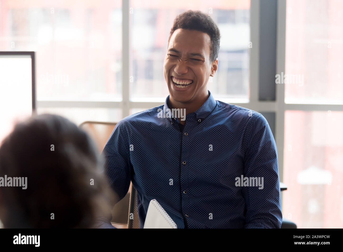 Professionnels spécialistes africains de rire bavarder avec ses collègues de travail Banque D'Images