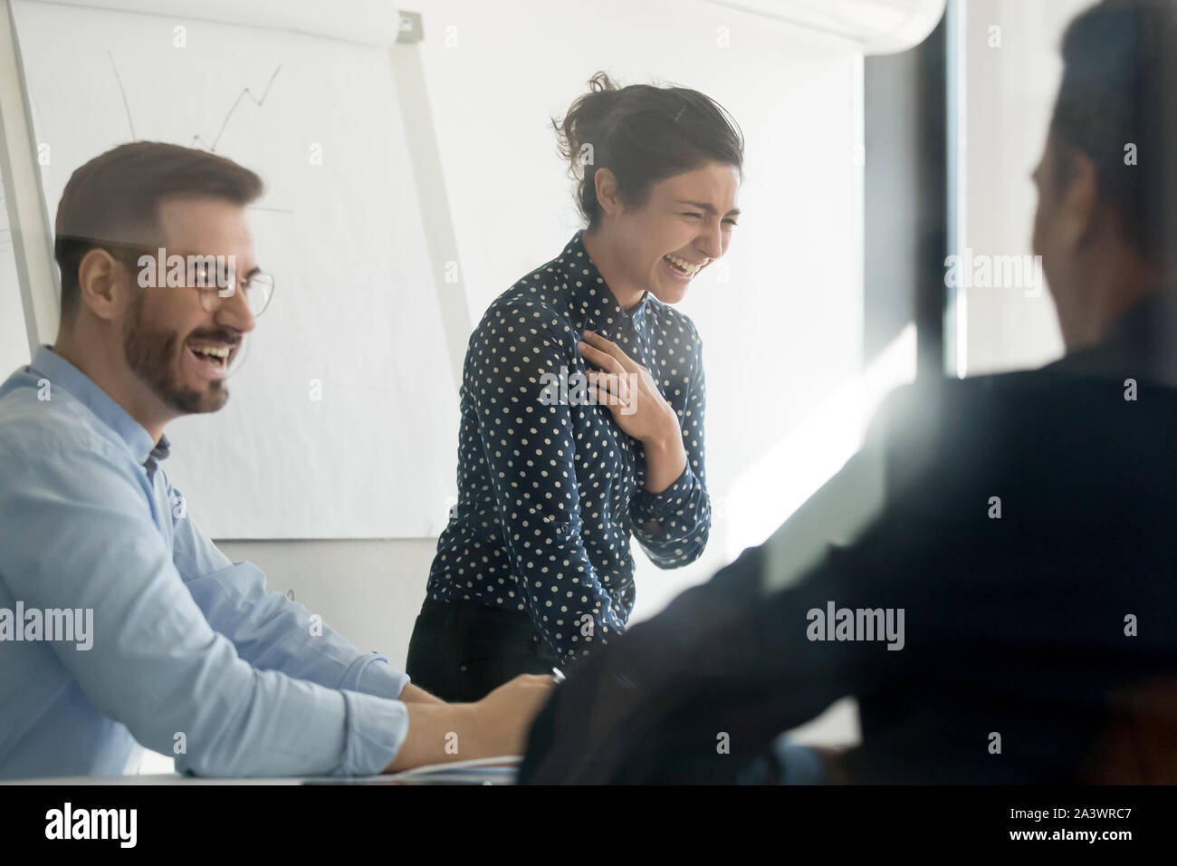 Cheerful composite groupe des travailleurs laughingat la formation de l'entreprise Banque D'Images