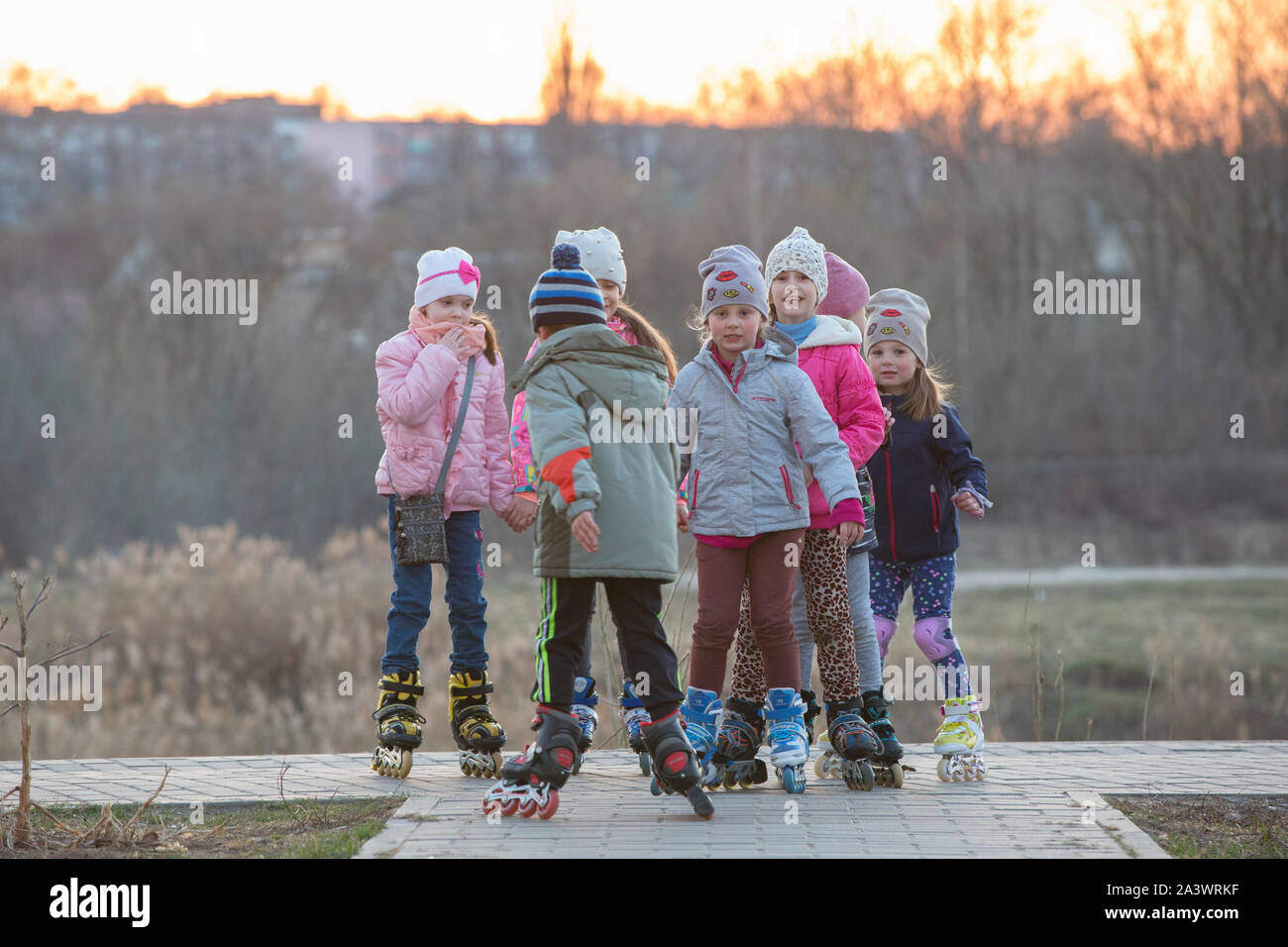Petite Fille En Rollerblading Dans La Protection D'automne Dans Le Parc  Photo stock - Image du joie, exercer: 247506688