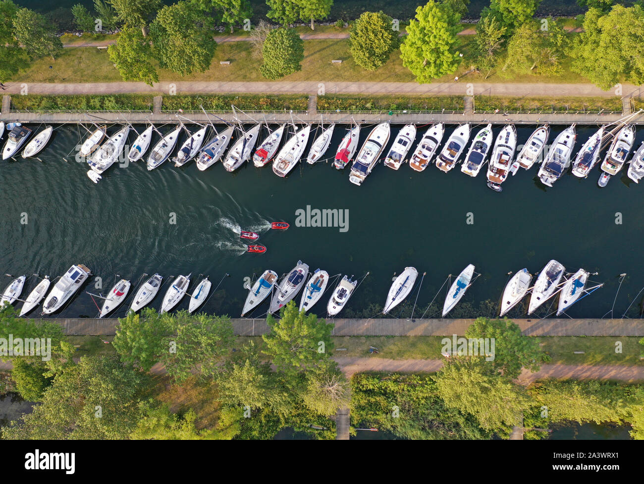 Flygbild båtliv VADSTENA 20190719över j'sommarstaden fredagskvällen på de Vadstena. Vue aérienne de boatlife dans l'été ville de Vadstena, vendredi soir. Foto Jeppe Gustafsson Banque D'Images