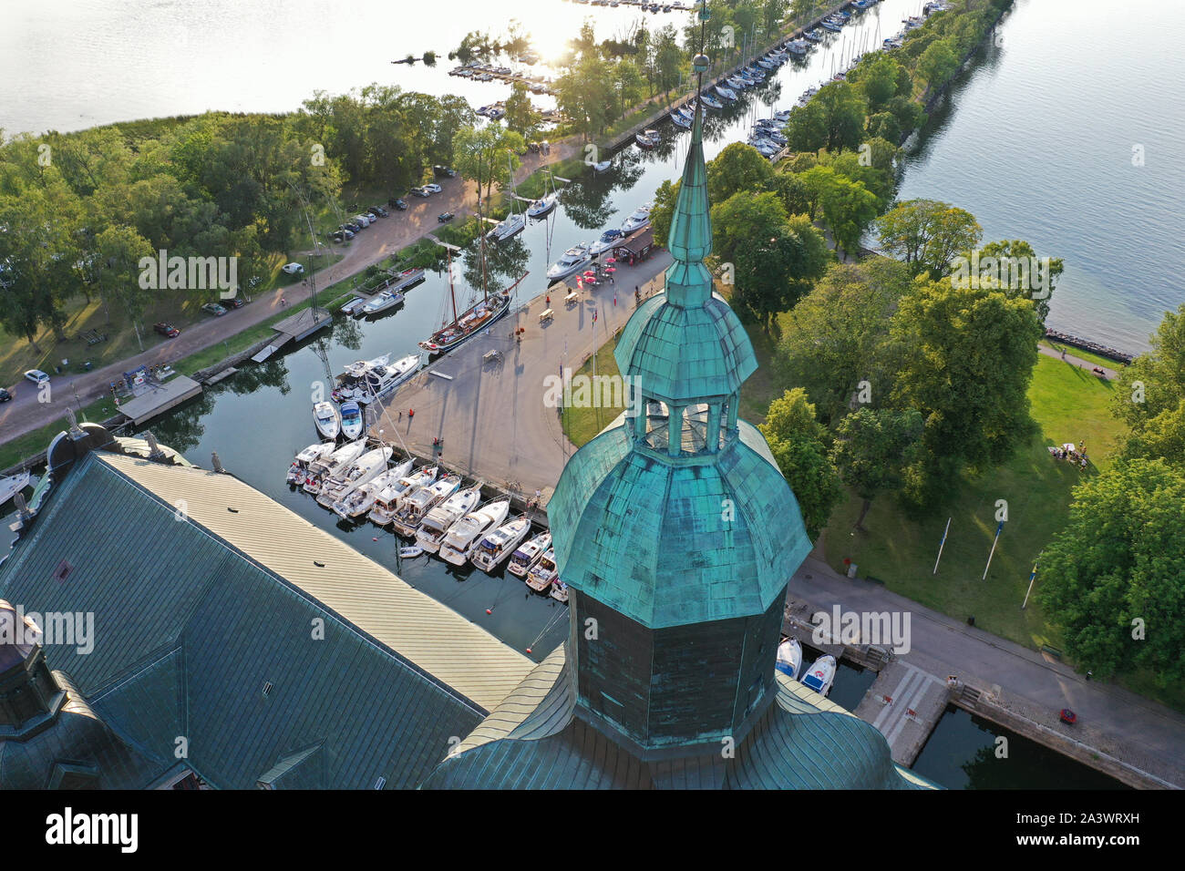 Flygbild båtliv VADSTENA 20190719över j'sommarstaden fredagskvällen på de Vadstena. J'förgrunden Vadstena slott. Vue aérienne de boatlife dans l'été ville de Vadstena, vendredi soir. Le château de Vadstena au premier plan. Foto Jeppe Gustafsson Banque D'Images