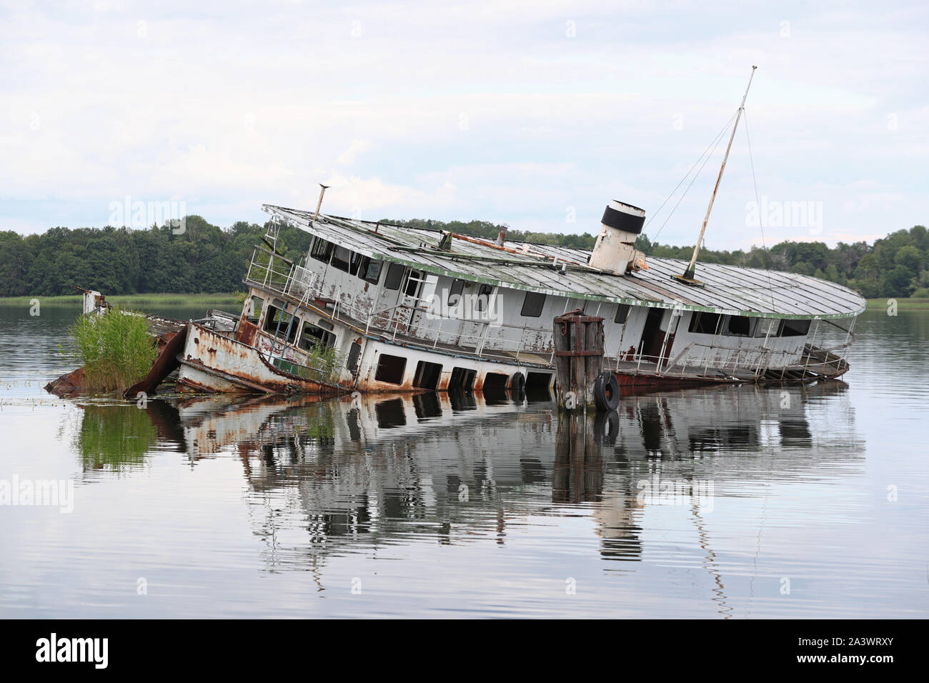 NORRKÖPING 20190718Sedan julen 1996 à den gamla skärgårdsbåten M/S Légende på grund nära Karlsro varv längst inne je Bråviken meuble lavabo 2Tir. Båtlik andra Flera stax intill har också legat här i många år. Depuis Noël 1996, l'ancien bateau archipel M / S Légende se trouve sur le terrain près de Karlsro shipyard au milieu de Bråviken meuble lavabo 2Tir. Plusieurs autres organismes de bateau juste à côté ont également été ici depuis de nombreuses années. Foto Jeppe Gustafsson Banque D'Images