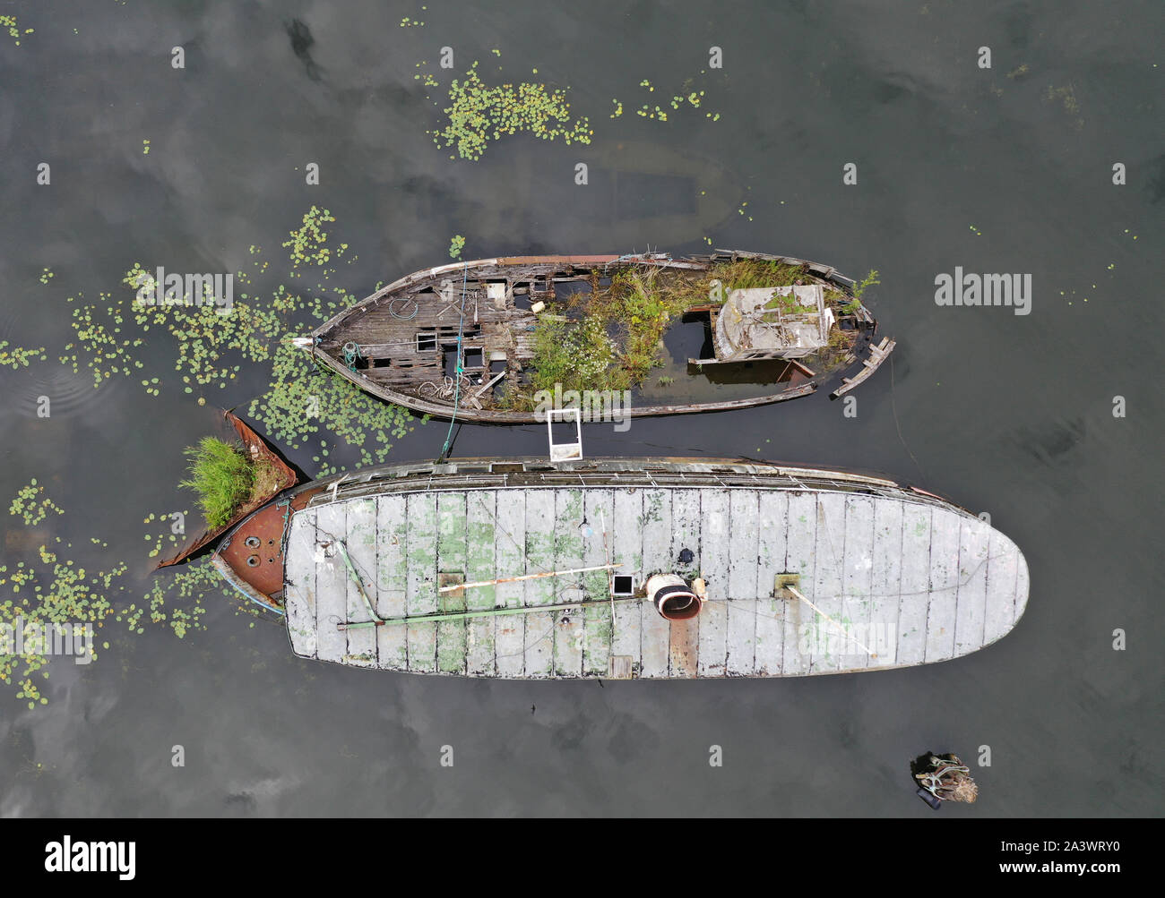 NORRKÖPING 20190718Sedan julen 1996 à den gamla skärgårdsbåten M/S Légende på grund nära Karlsro varv längst inne je Bråviken meuble lavabo 2Tir. Båtlik andra Flera stax intill har också legat här i många år. Depuis Noël 1996, l'ancien bateau archipel M / S Légende se trouve sur le terrain près de Karlsro shipyard au milieu de Bråviken meuble lavabo 2Tir. Plusieurs autres organismes de bateau juste à côté ont également été ici depuis de nombreuses années. Foto Jeppe Gustafsson Banque D'Images