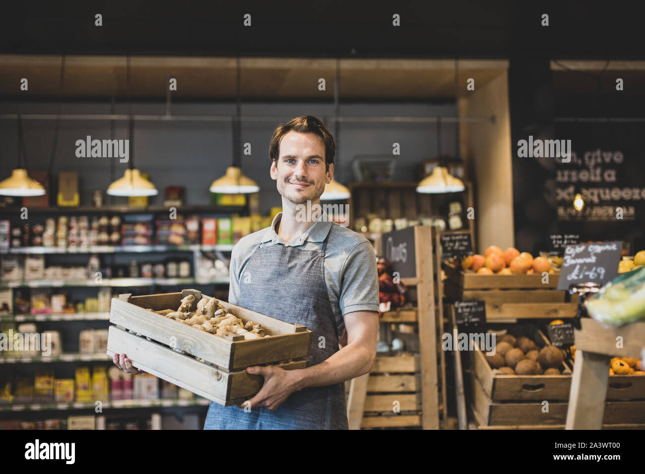 Portrait de propriétaire de petite entreprise à la recherche d'appareil photo Banque D'Images