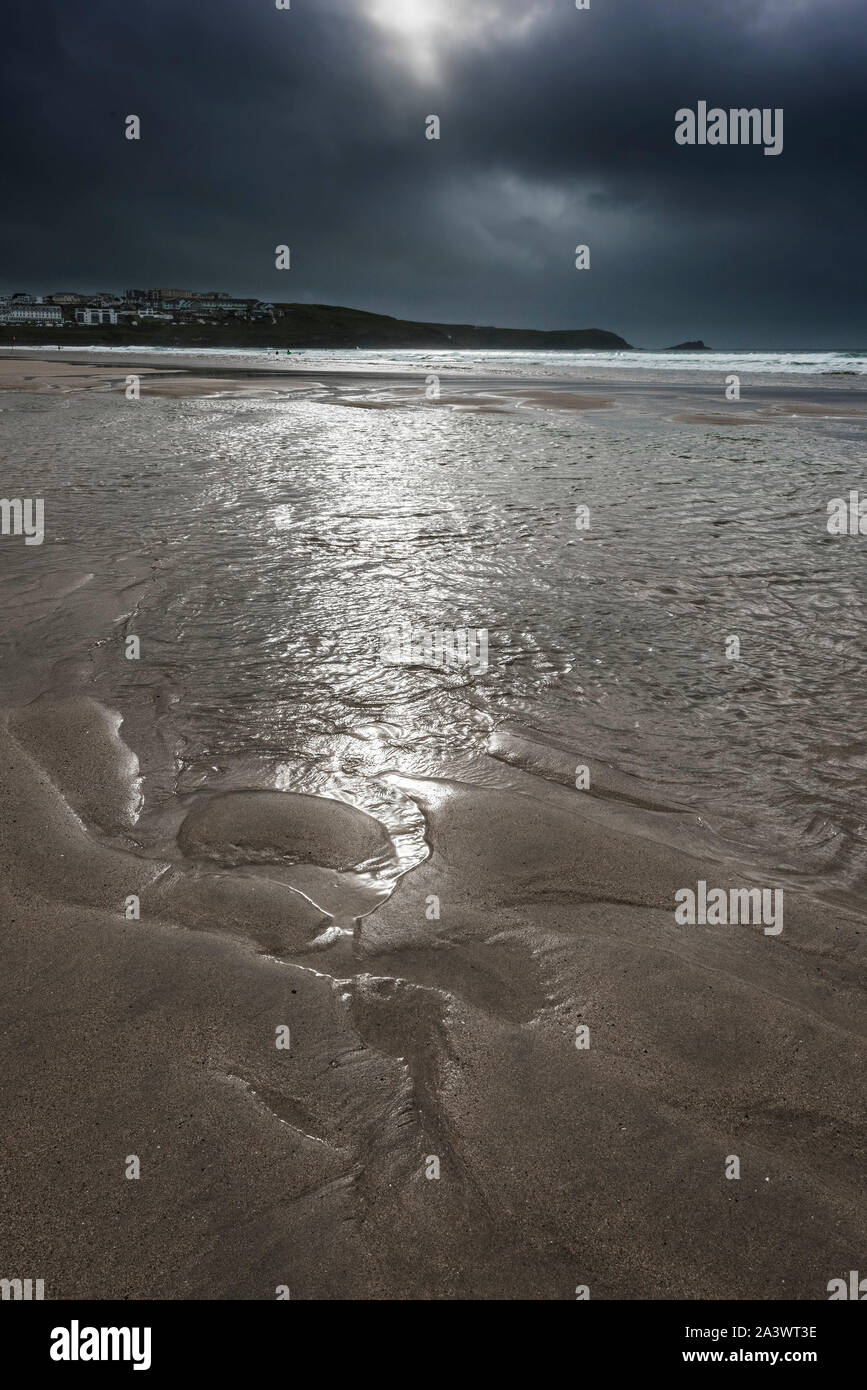 Dramatique sombre ciel nuageux sur la plage de Fistral à Newquay en Cornouailles. Banque D'Images
