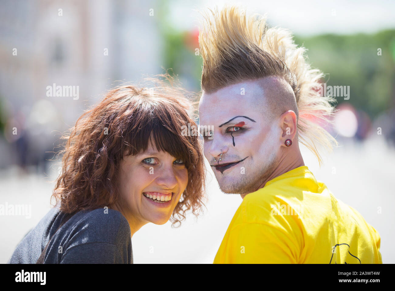 Le Bélarus, la ville de Gimel, Juillet 03, 2019. Festival de la jeunesse.Guy punk avec une belle fille sur une rue de la ville Banque D'Images