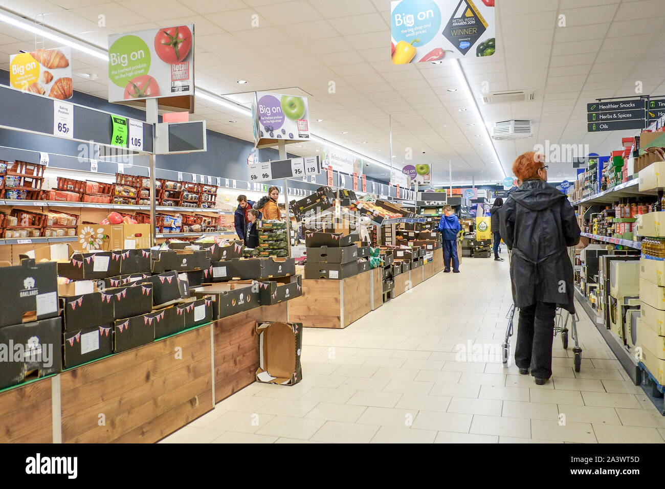 Les clients de shopping dans un supermarché Lidl. Banque D'Images