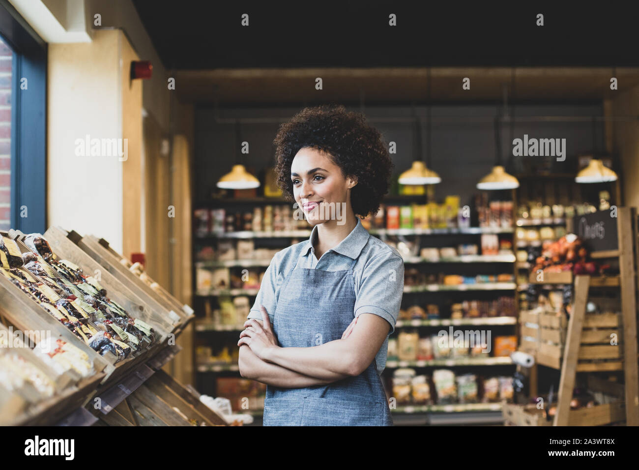 Propriétaire de petite entreprise à la fenêtre de Banque D'Images