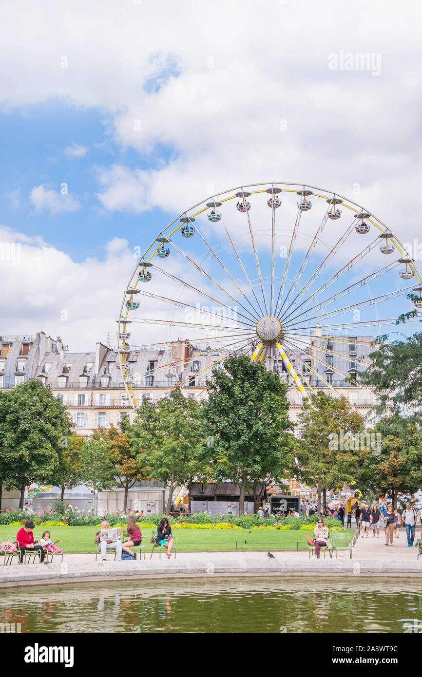 Les personnes qui prennent une pause dans le jardin des tuileries avec roue en arrière-plan Banque D'Images