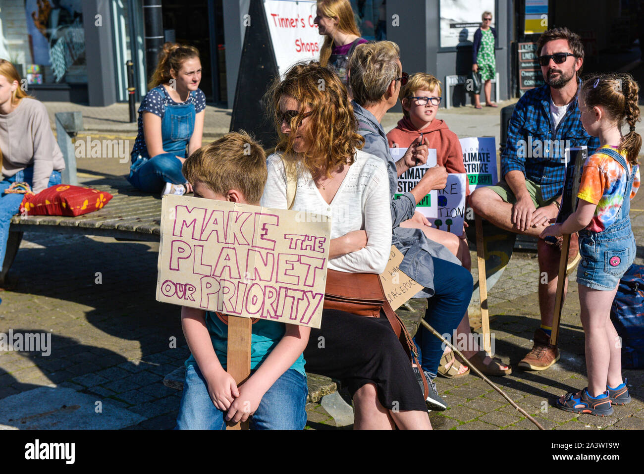 Les parents et enfants en attente de participer à la rébellion Extinction grève climatique à Truro, Ville Ville de Cornwall. Banque D'Images