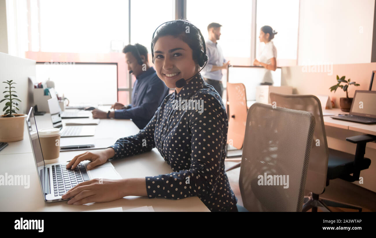 Happy young indian businesswoman call centre agent looking at camera Banque D'Images