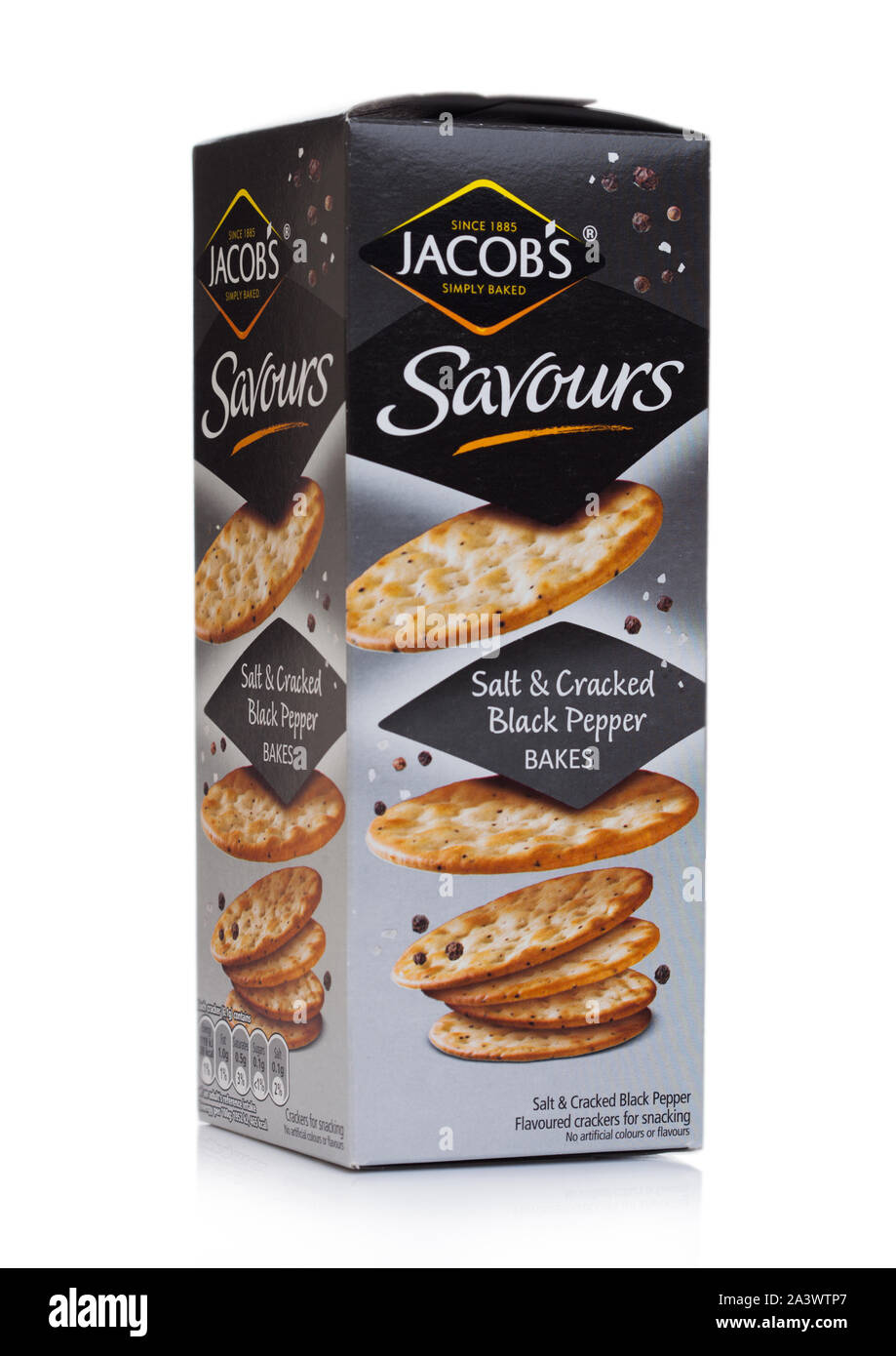 Londres, Royaume-Uni - 10 octobre 2019 : Fort de Jacob's Crackers avec du sel et poivre noir sur blanc. Banque D'Images