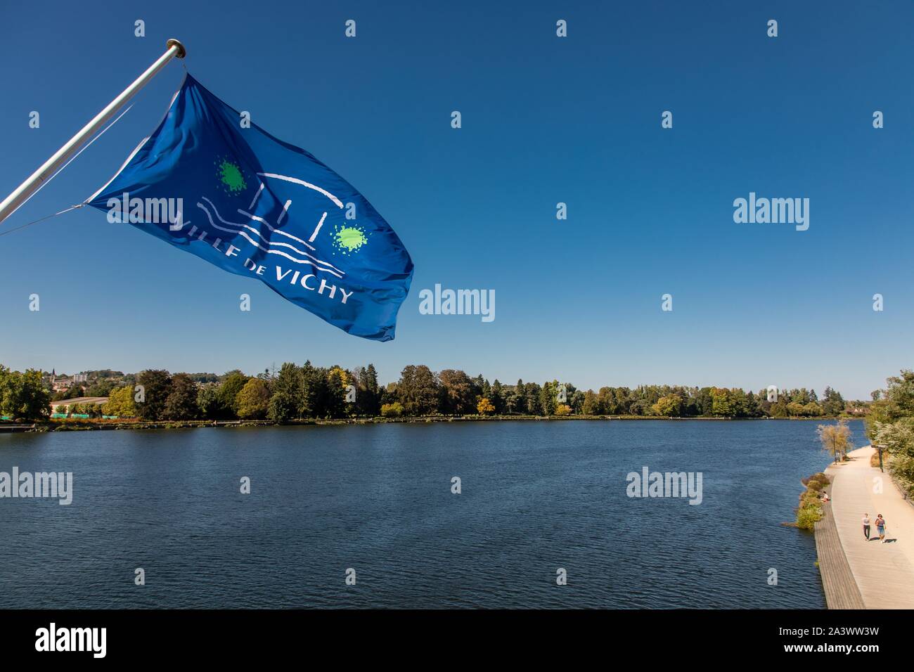 Le drapeau de l'HÔTEL DE VILLE DE VICHY QUI PÈSENT SUR LE PONT SUR LA RIVIÈRE ALLIER ET DE SES BANQUES, VICHY, allier, AUVERGNE-RHONE-ALPES, FRANCE Banque D'Images