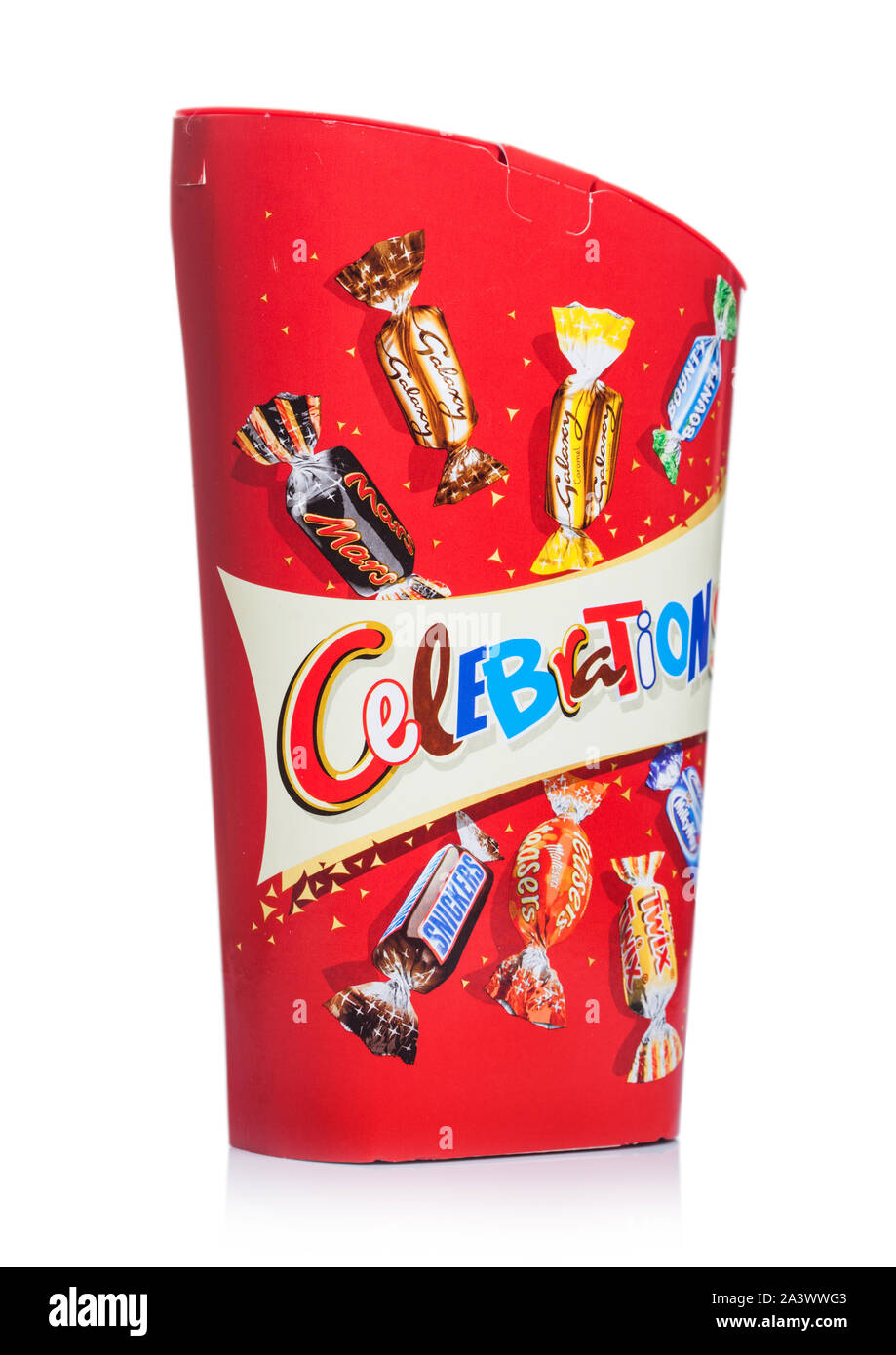 Londres, Royaume-Uni - Octobre 10, 2019 : Célébrations de bonbons au chocolat mix sur blanc. Mars, Snickers, Bounty, Twix, Milky Way, Galaxy, Réflexion Banque D'Images