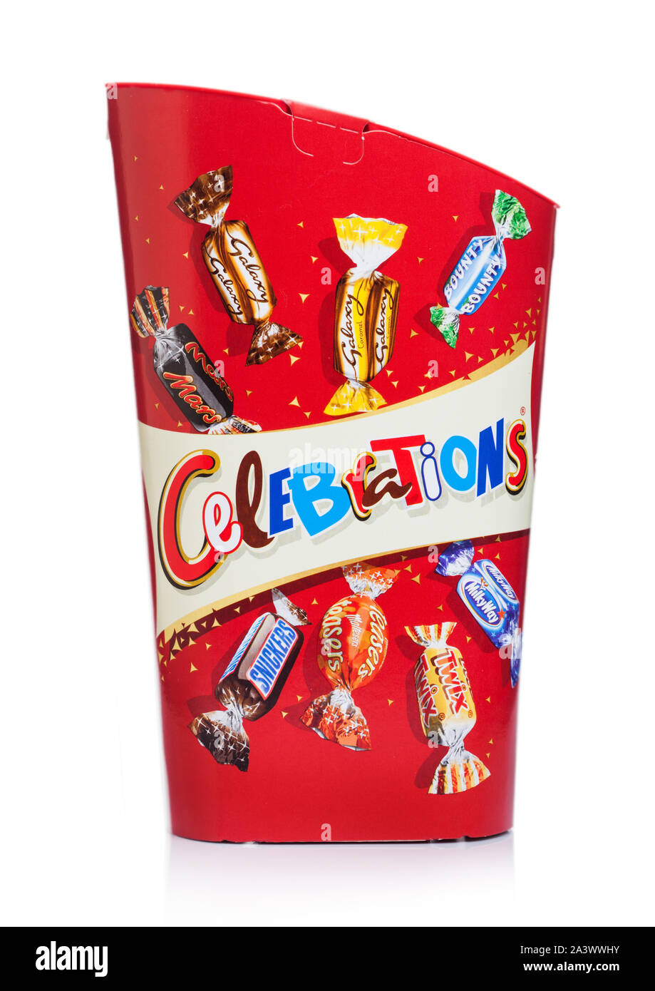 Londres, Royaume-Uni - Octobre 10, 2019 : Célébrations de bonbons au chocolat mix sur blanc. Mars, Snickers, Bounty, Twix, Milky Way, Galaxy, Réflexion Banque D'Images