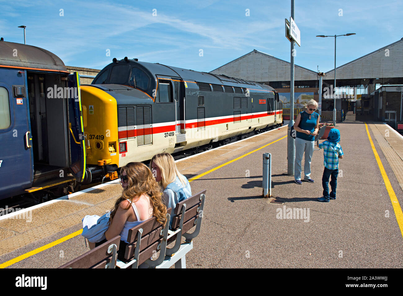 La gare de Great Yarmouth dans le Norfolk, Royaume-Uni. Dans la plate-forme est une locomotive diesel BR 37 de la classe qui a été utilisé sur les trains de Norwich jusqu'en 2019. Banque D'Images