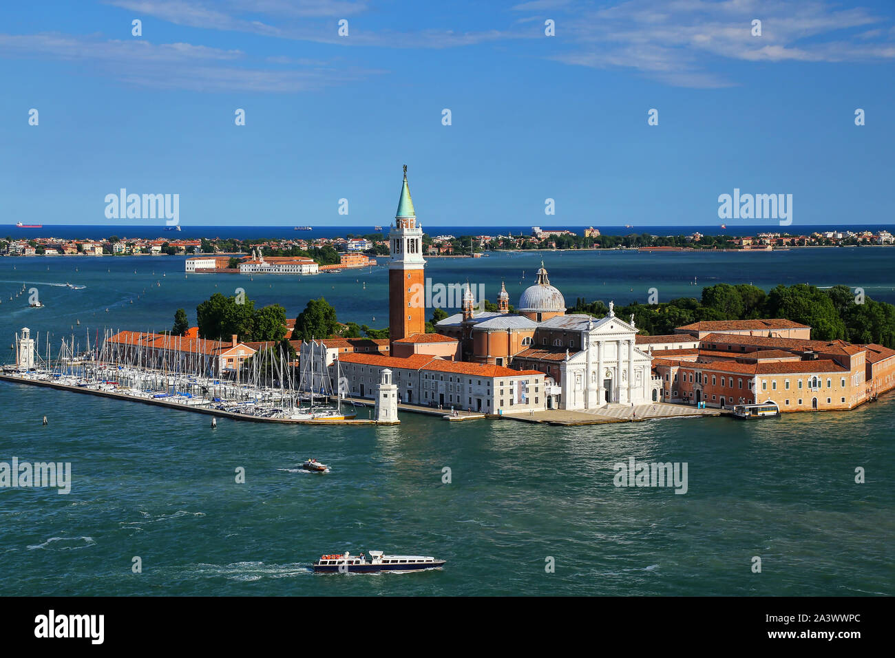 Vue aérienne de l'île de San Giorgio Maggiore à Venise, Italie. Venise est situé dans un groupe de 117 petites îles qui sont séparés par des canaux et de la l Banque D'Images