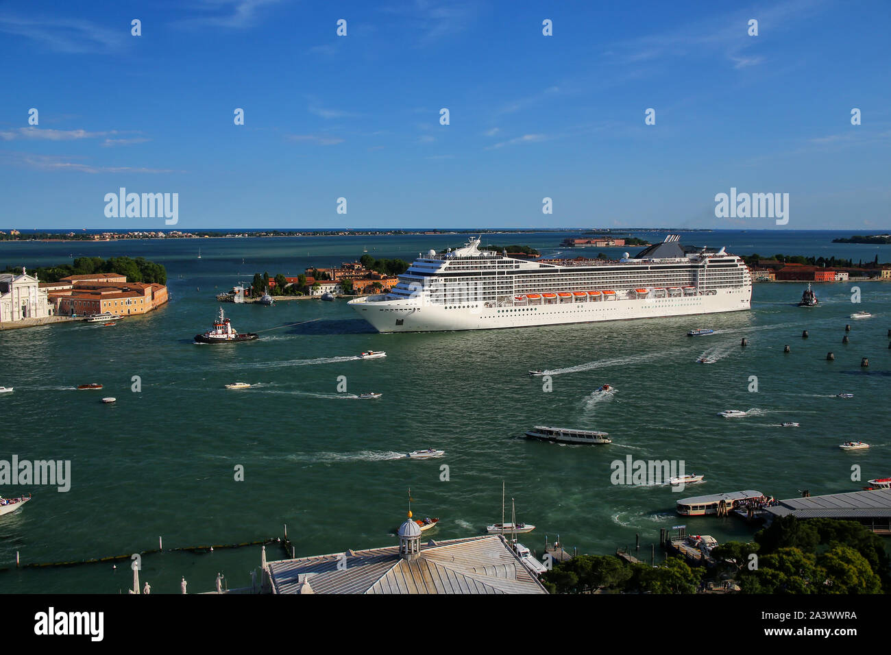 Bateau de croisière se déplaçant dans le canal San Marco à Venise, Italie. Venise est situé dans un groupe de 117 petites îles qui sont séparés par des canaux et de la l Banque D'Images