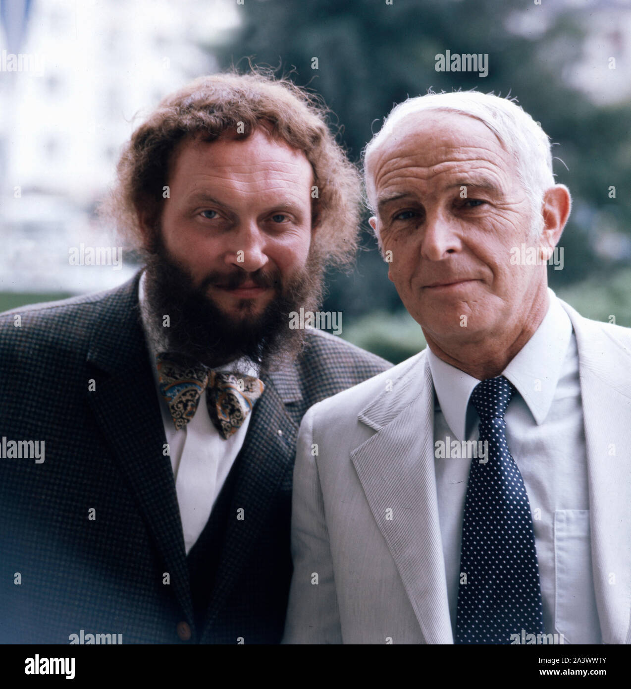 Der Deutsche Ivan Rebroff basse Sänger mit posiert Tierfilmer Bernhard Grzimek, Deutschland um 1975. Le chanteur Ivan Rebroff basse allemande posing with animal film maker Bernhard Grzimek, en Allemagne autour de 1975. Banque D'Images