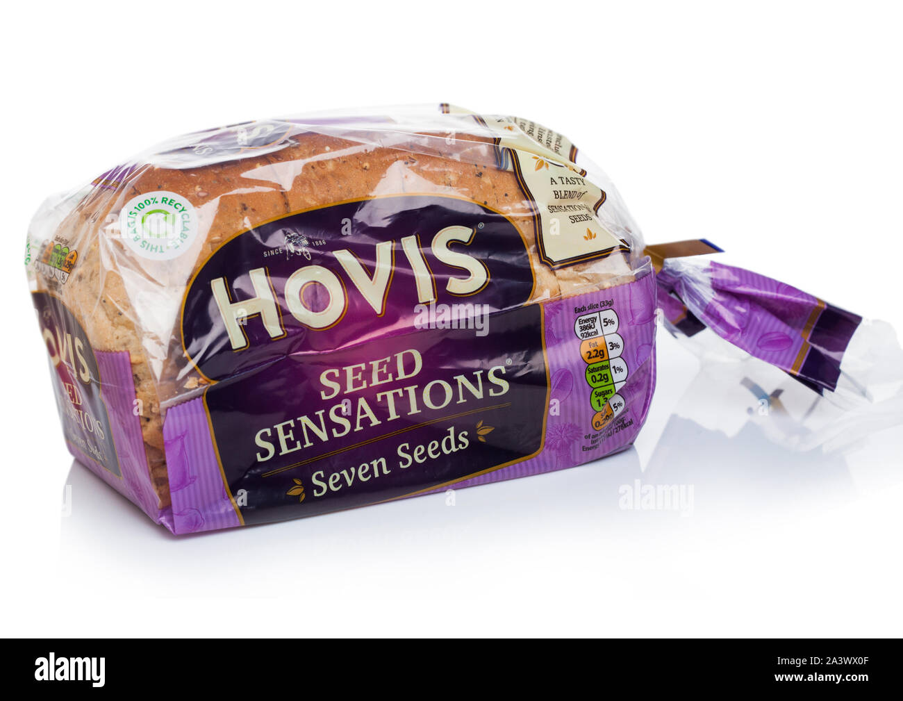 Londres, Royaume-Uni - 10 octobre 2019 : miche de pain semées HOVIS sur blanc. Banque D'Images
