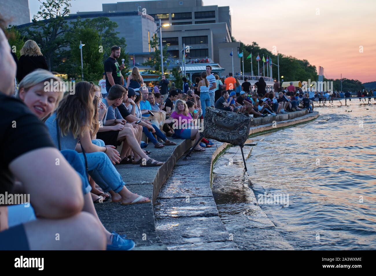 Madison, WI USA. Jul 2018. Les étudiants et les visiteurs profiter, manger, et d'attendre le coucher de soleil au Parc des anciens. Banque D'Images