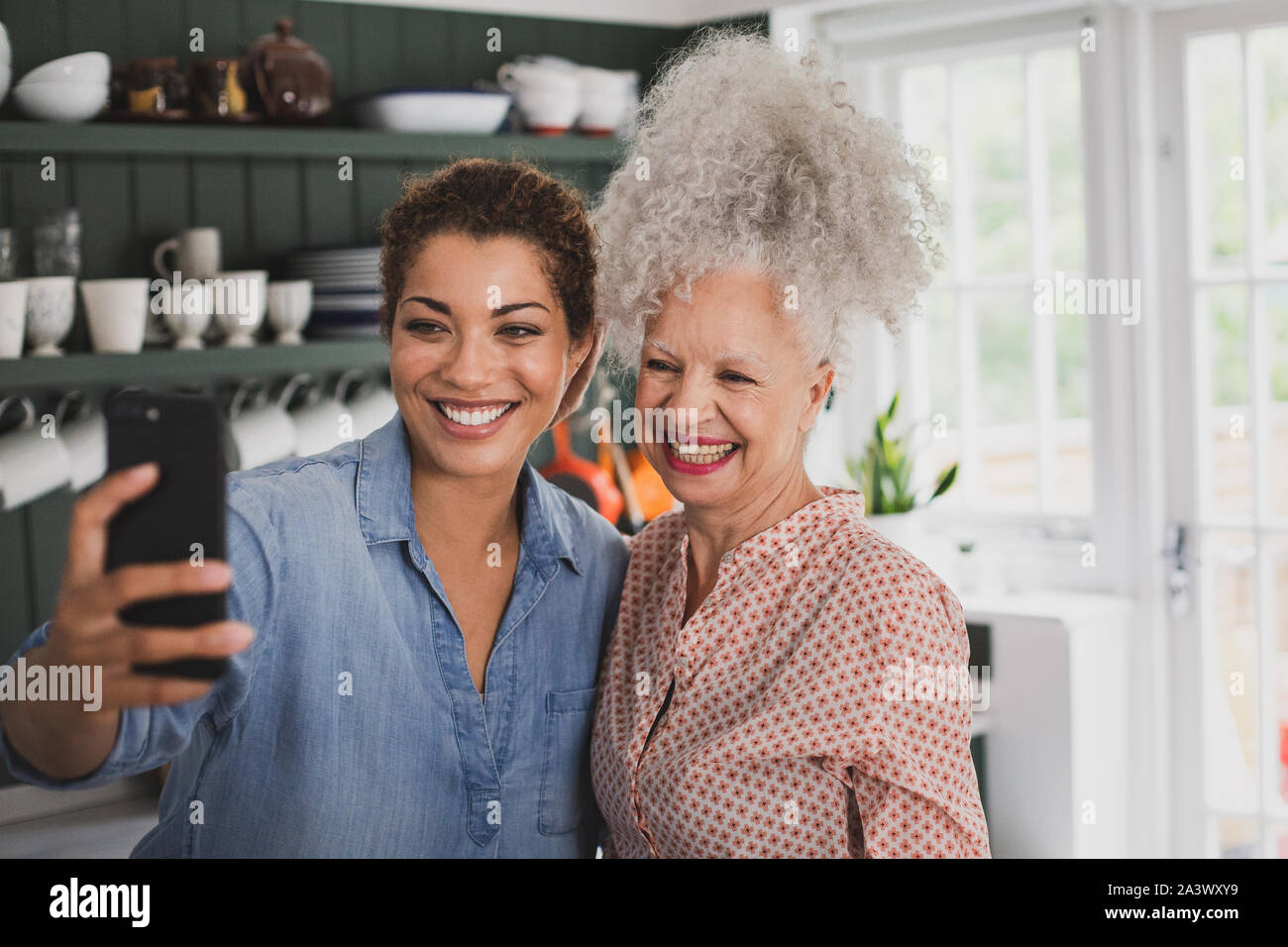 Senior adult woman with daughter prenant un selfies Banque D'Images