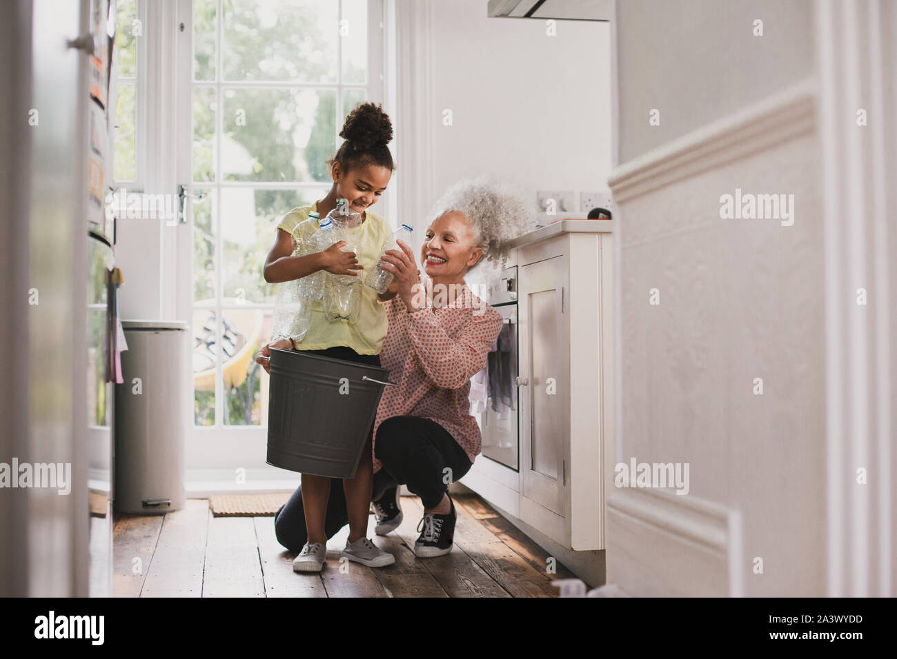 Grand-mère le recyclage à la maison avec sa petite-fille Banque D'Images