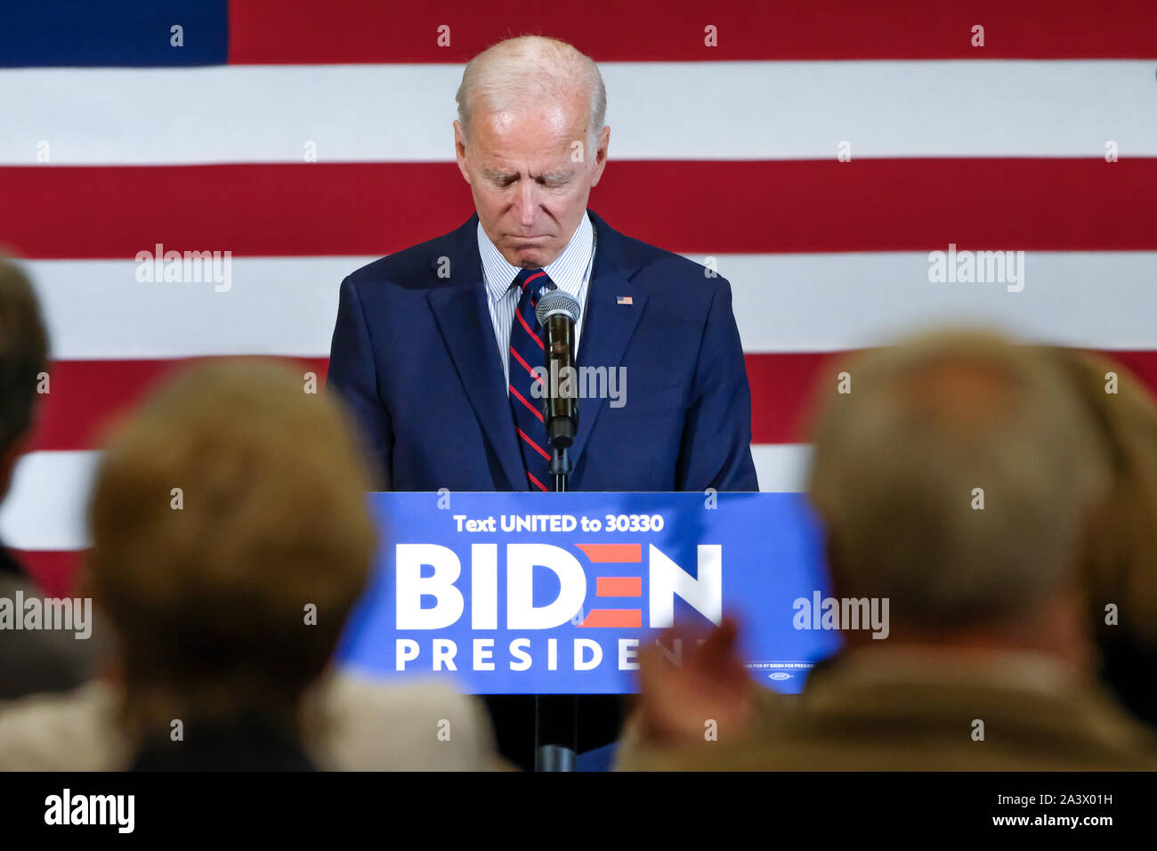 Appelant à Trump destitution, l'ancien Vice-Président et candidat présidentiel campagnes Joe Biden à Manchester, New Hampshire. Banque D'Images