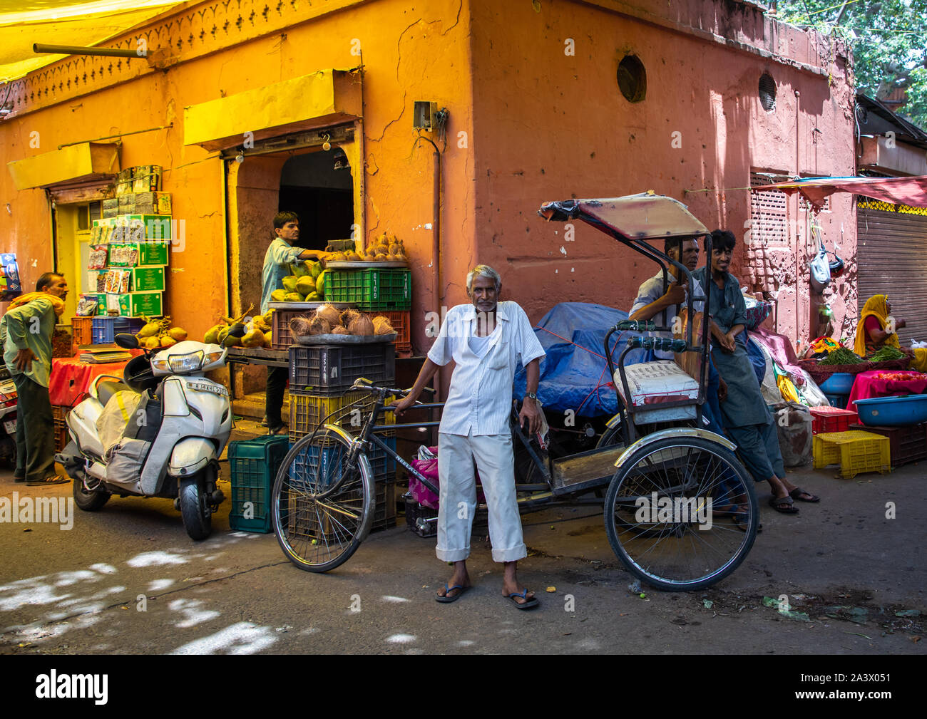 L'homme indien avec son rickshaw dans un marché de fruits et légumes, du Rajasthan, Jaipur, Inde Banque D'Images