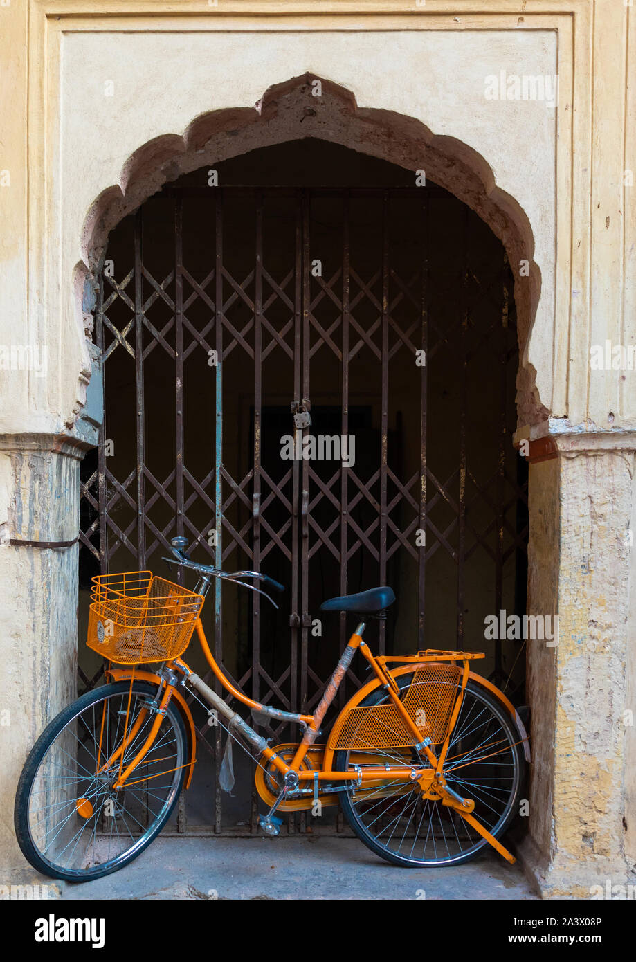 Location Orange garé en face d'une porte indan, Rajasthan, Jaipur, Inde Banque D'Images