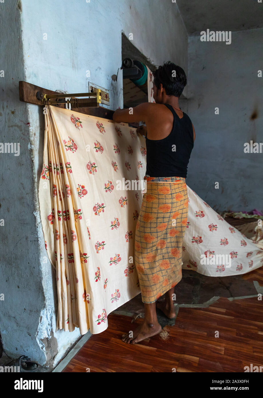 Travailleur indien sari de séchage dans une usine, Rajasthan, Inde, Sanganer Banque D'Images
