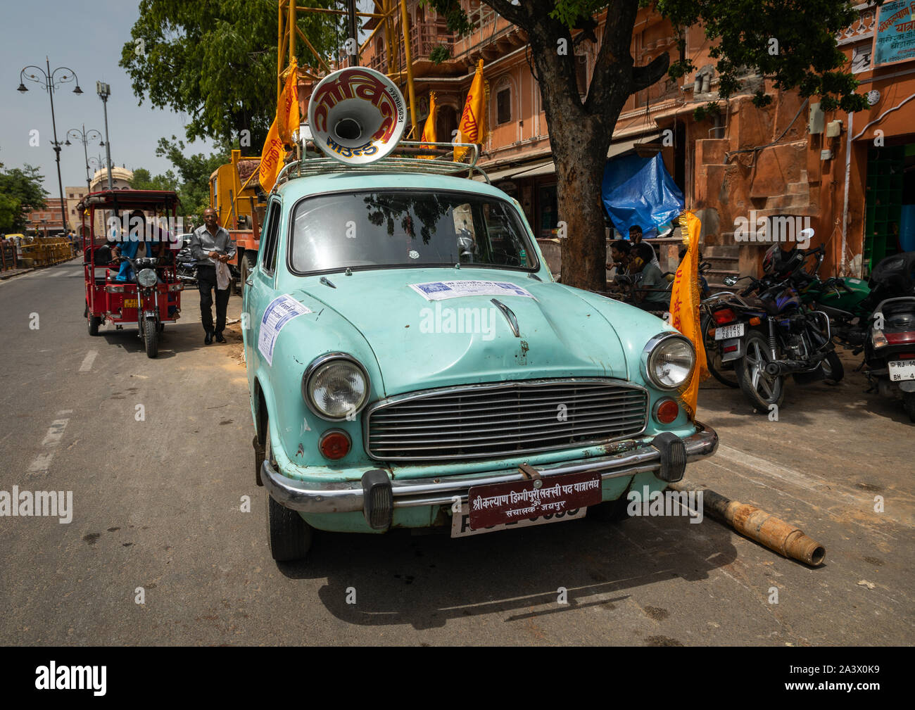 Vieille voiture verte avec un haut-parleur sur le toit, le Rajasthan, Jaipur, Inde Banque D'Images