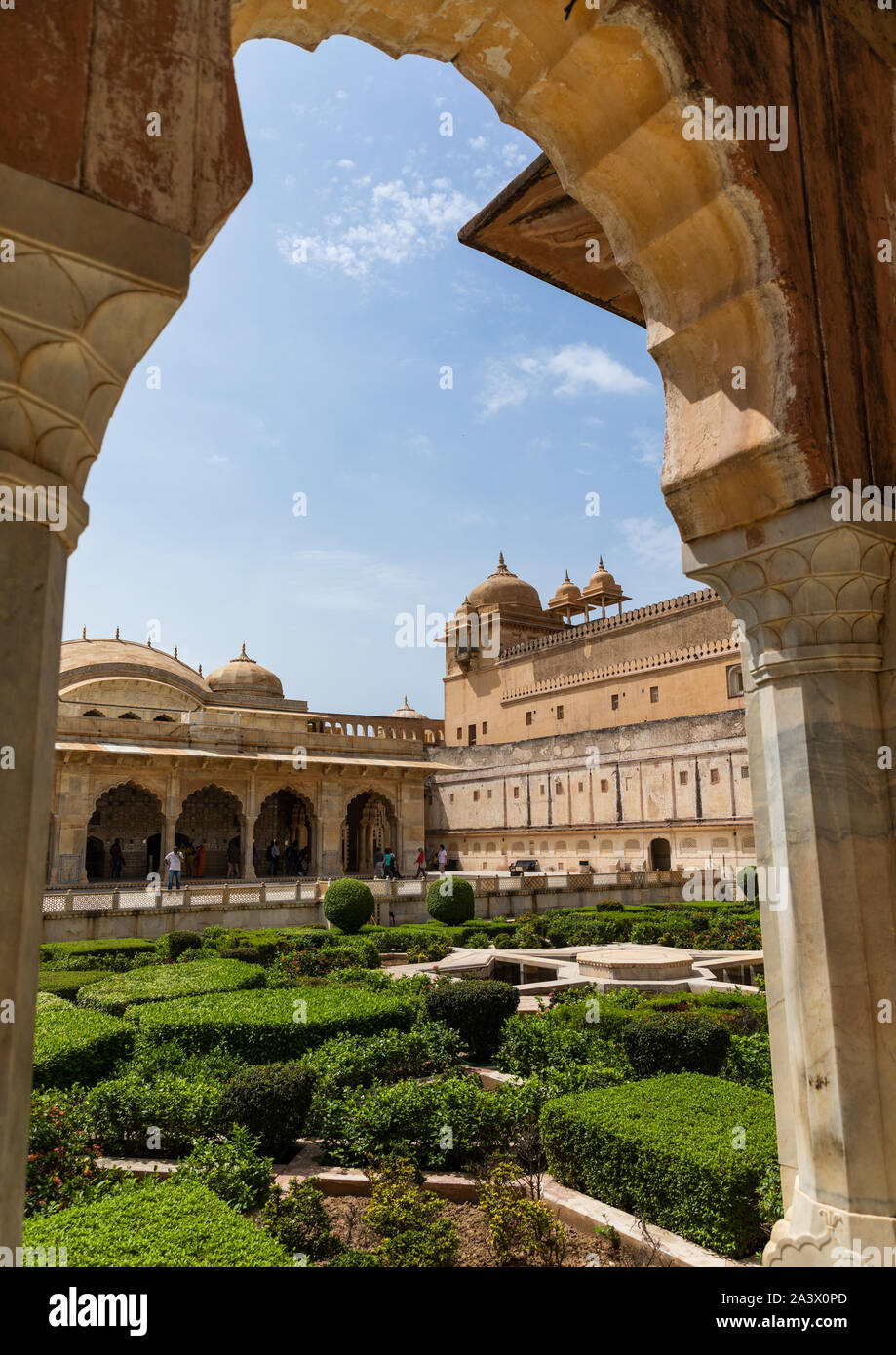 Terrasse sur jardin ornemental à Amer palace, Rajasthan, Amer, Inde Banque D'Images