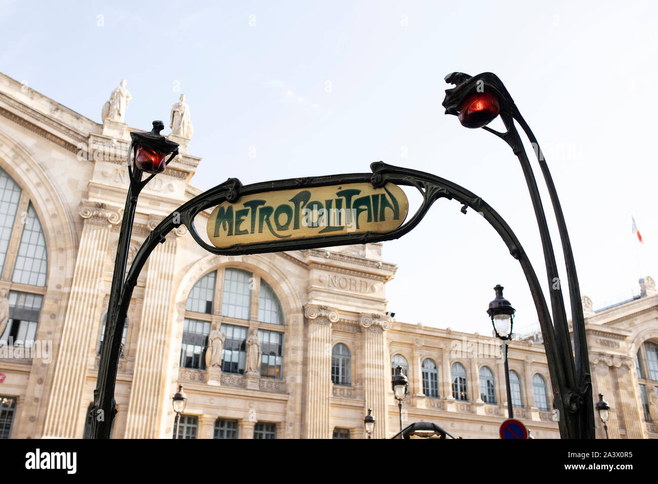 Panneau Metropolitain (métro) devant la Gare du Nord à Paris, France. Banque D'Images