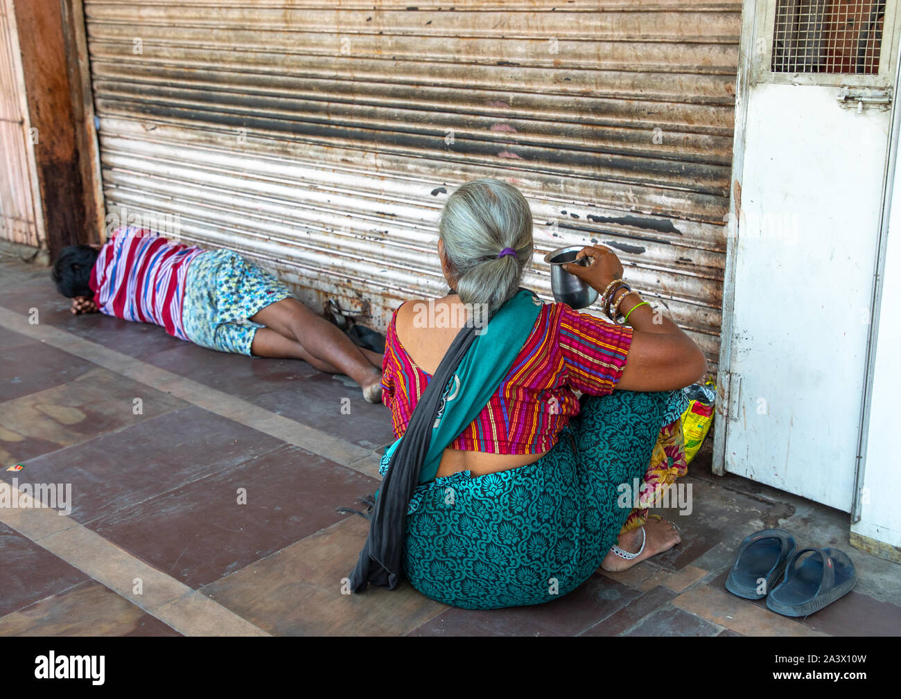 Femme indienne de boire dans la rue pendant les vagues de chaleur, du Rajasthan, Jaipur, Inde Banque D'Images