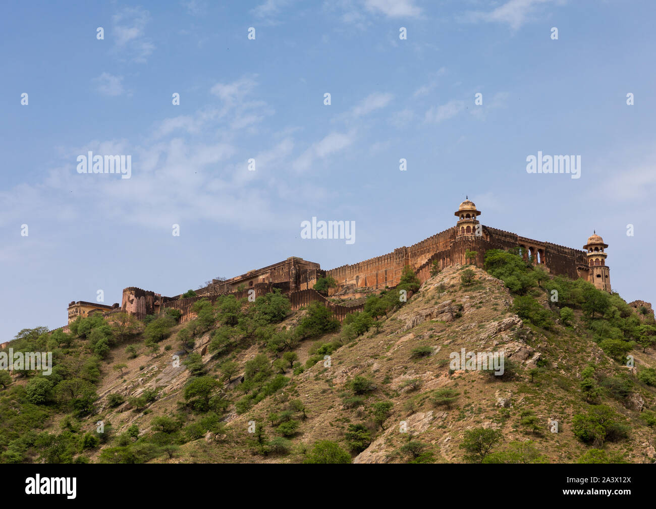 Le long mur entourant Fort Amer, amer, l'Inde, Rajasthan Banque D'Images