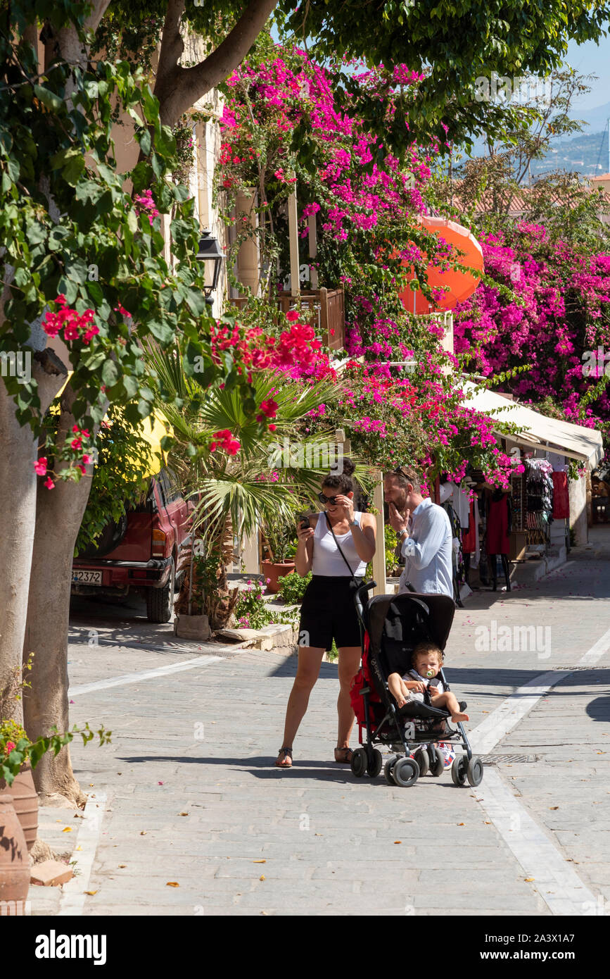 Rethymno, Crète, Grèce. Septembre 2019. Un jeune enfant avec falmily dans une poussette dans un quartier commerçant de centre de Rethymno, Crète, Grèce. Banque D'Images