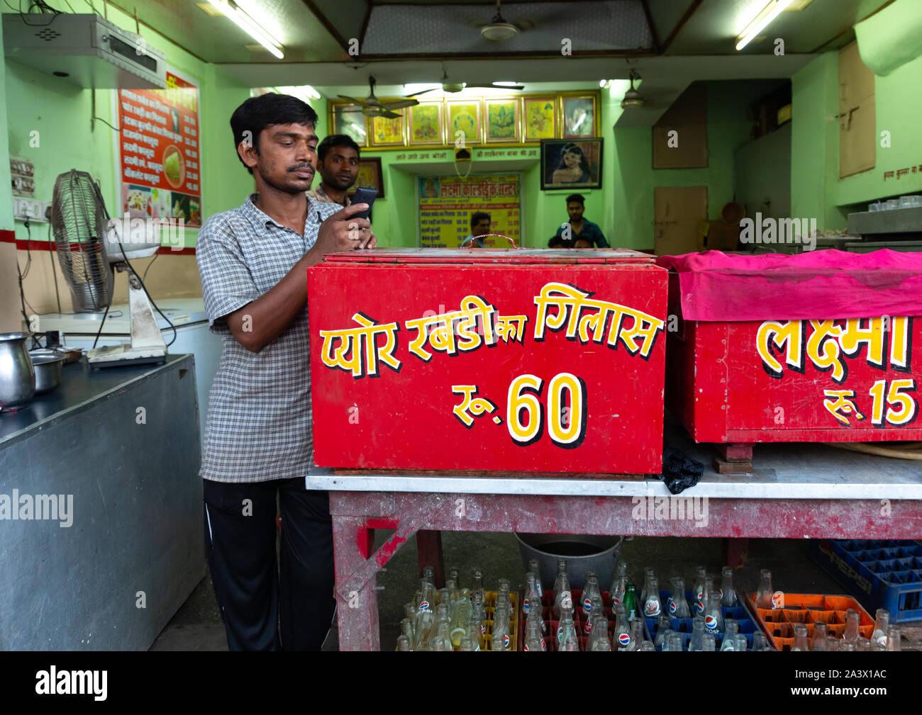 Serveurs dans un restaurant indien, Rajasthan, Jaipur, Inde Banque D'Images