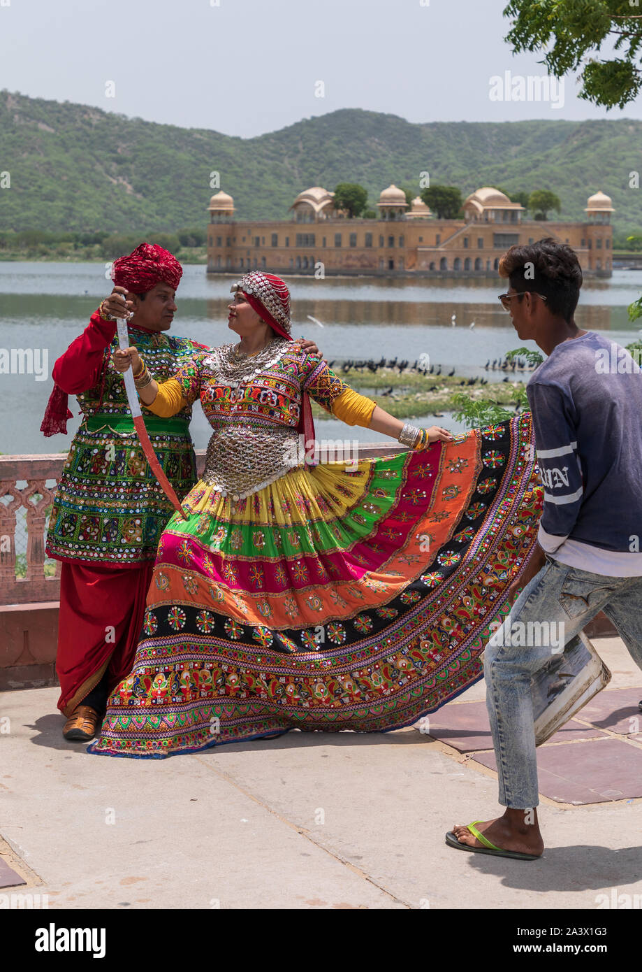 Les touristes indiens posant dans des vêtements traditionnels en face de Jal Mahal, Rajasthan, Jaipur, Inde Banque D'Images