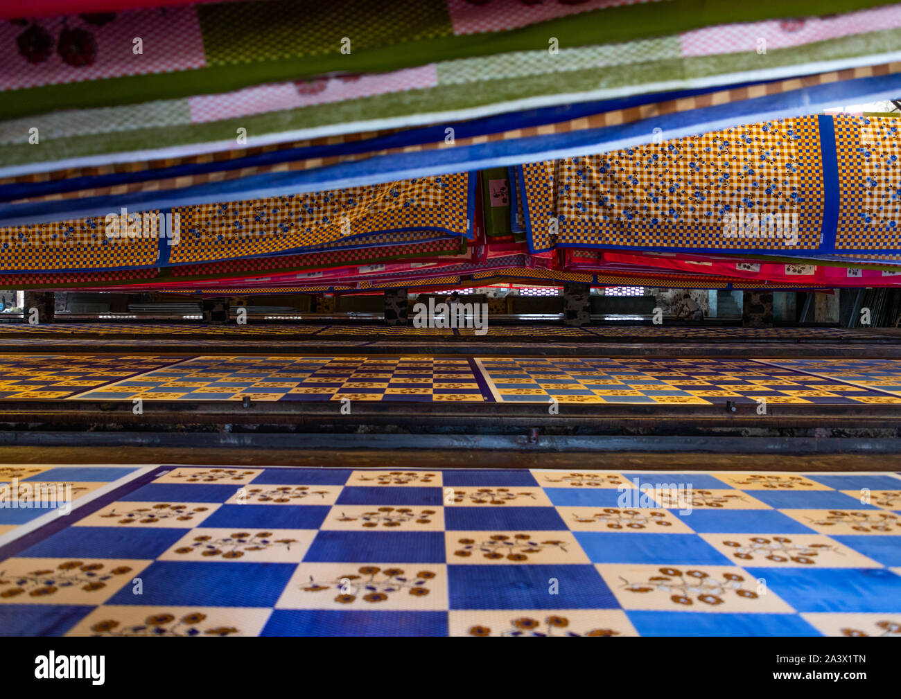 Les textiles d'être inscrit à l'intérieur de l'usine un saree, Rajasthan, Inde, Sanganer Banque D'Images