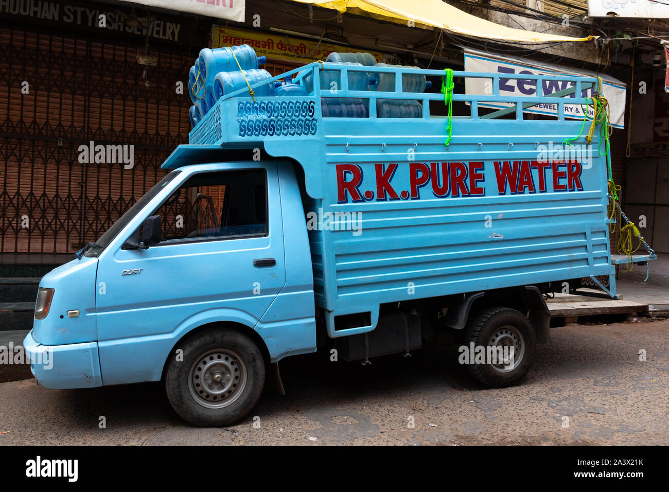 Chariot dans la rue transportant de l'eau pure pendant la vague de chaleur, le Rajasthan, Jaipur, Inde Banque D'Images
