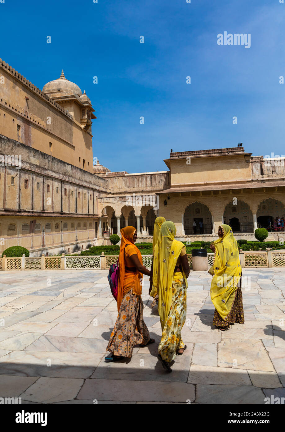 Les femmes en sari Rajasthani dans fort amer et palace, Rajasthan, Amer, Inde Banque D'Images