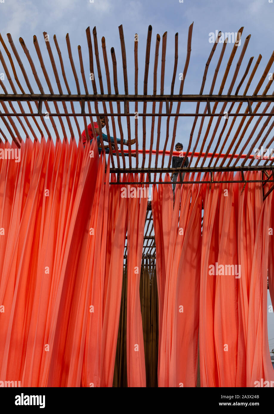 Les travailleurs indiens sari orange de séchage, Rajasthan, Inde, Sanganer Banque D'Images