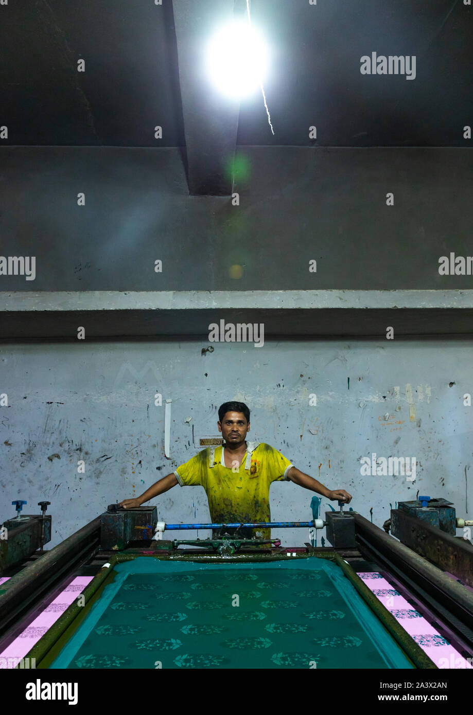 Travailleur indien dans un saree factory, Rajasthan, Inde, Sanganer Banque D'Images